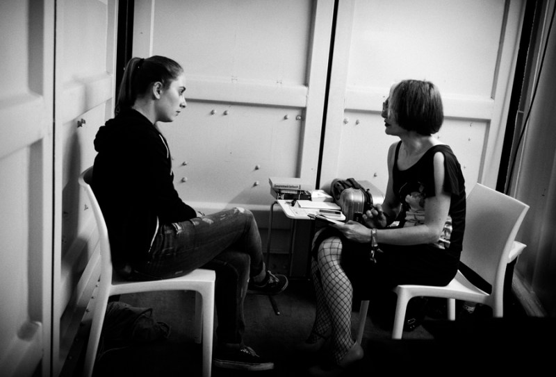 Stellmach consults a participant, Berlin Festival, photo by Michael Lelliott