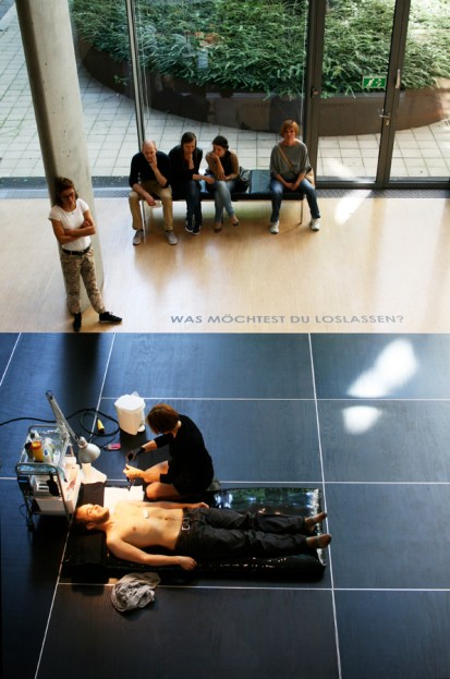 Stellmach performing The Letting Go, Museum für Kunst & Gewerbe Hamburg 2015