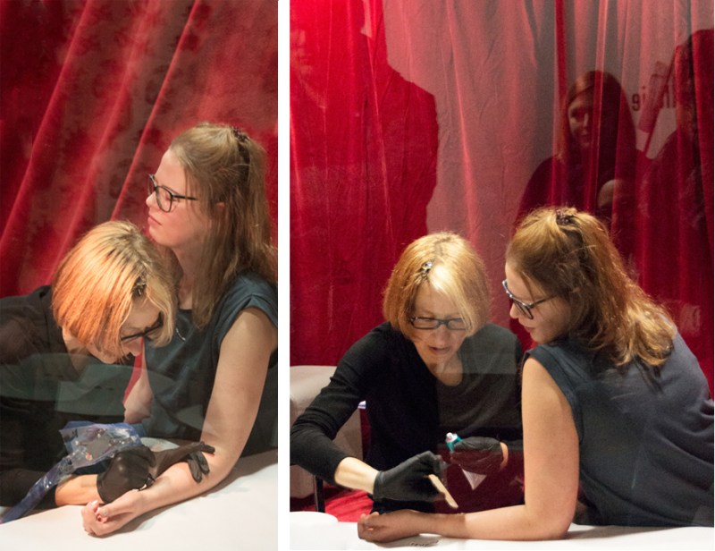 NataschaStellmach-PerformingTheLettingGo-KunstGalerieFuerth2015©Joana-Schwender